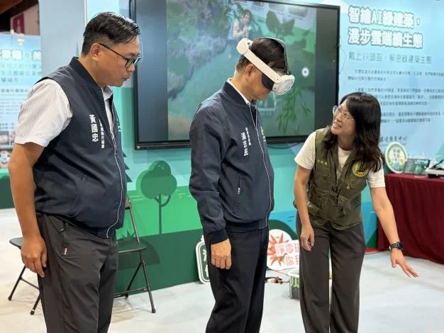 戴上頭盔走進生態世界　環教中心在教育博覽會談樹木碳匯