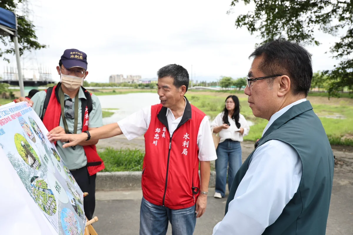 黃偉哲到仁德滯洪池試操作 遙控割草機瞄準高風險作業