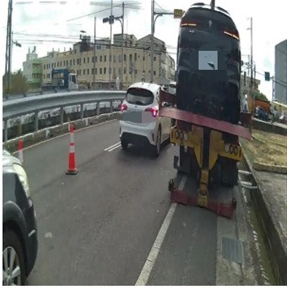 和美嘉卿路口車輛拋錨　員警烈日下站路中央疏導車流