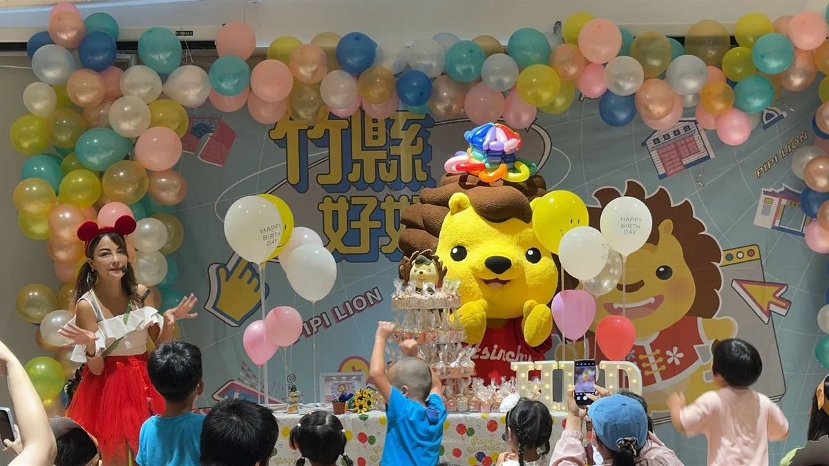 皮皮獅在竹北過生日 逾百位大小朋友唱歌切蛋糕同樂