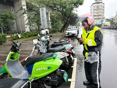 曾任輪胎行的鷹眼收費員 羅百渝用一枝草一點露精神守護台中街頭