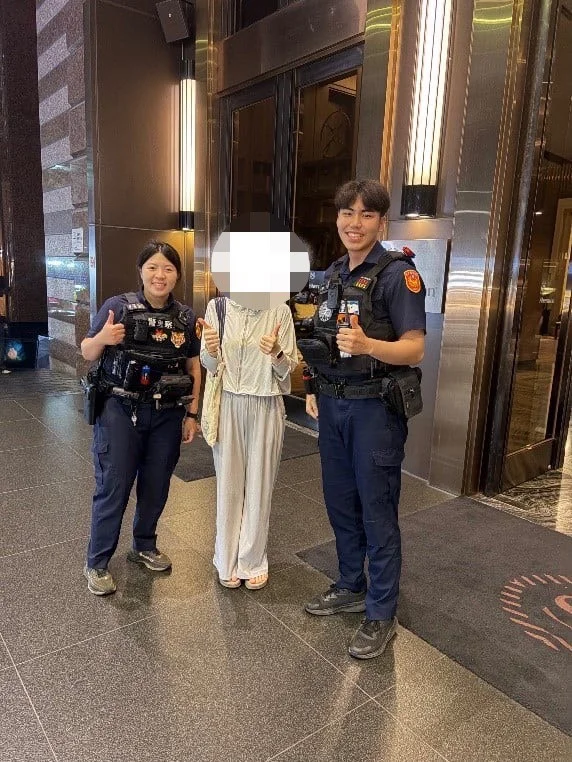 錢包卡在桂田酒店沙發夾層　臺東警陪韓籍夫妻找回護照