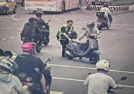 大同民權西路與承德路口機車拋錨 警協助推至路旁
