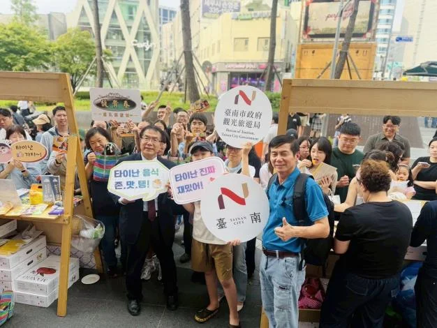 黃偉哲前進首爾弘大　把臺南芒果與旅遊一次帶上街頭