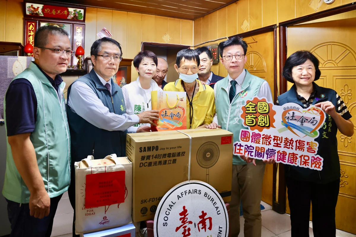 玉井高溫關懷上路 黃偉哲探視獨居長輩送防暑物資