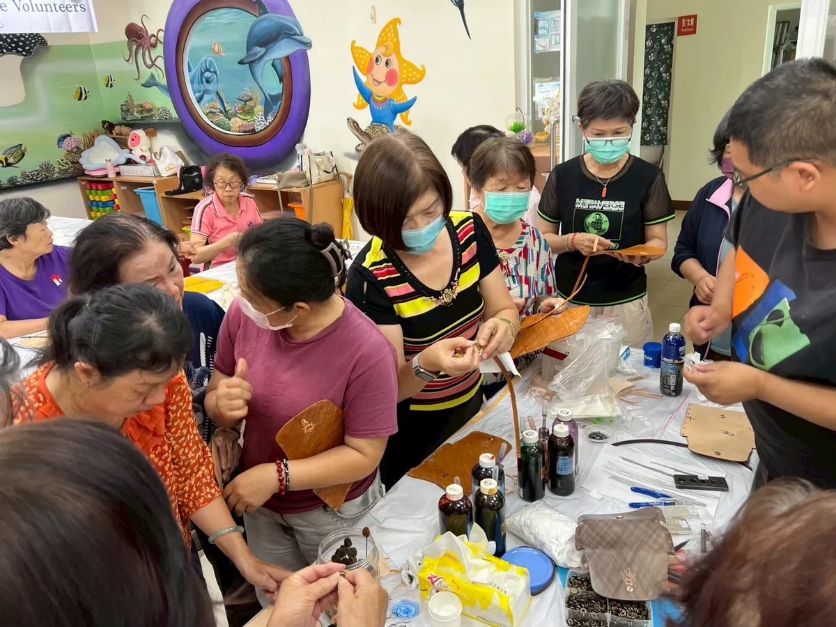 臺東海岸線社福中心送手作包　致意父兼母職爸爸
