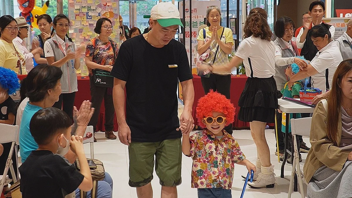 孩子模仿阿公阿嬤招牌動作 花蓮祖孫笑聲裡過節