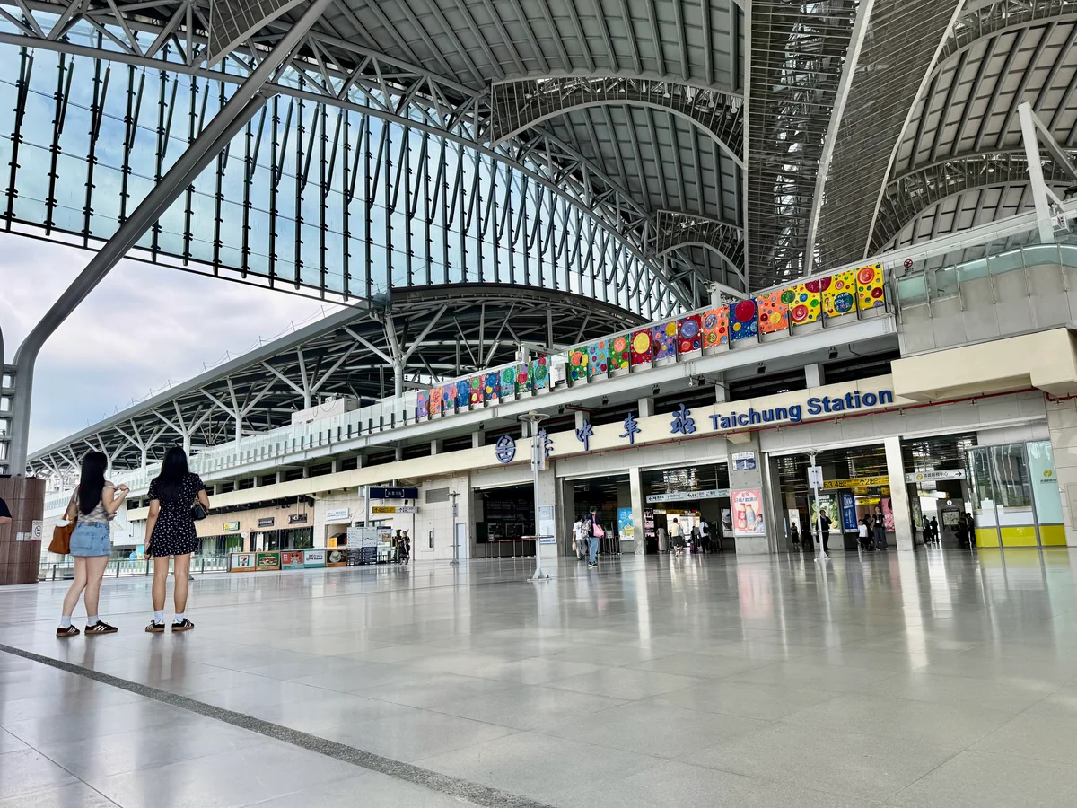 走出台中車站大平台 雜物少了旅客說夜裡也更安心