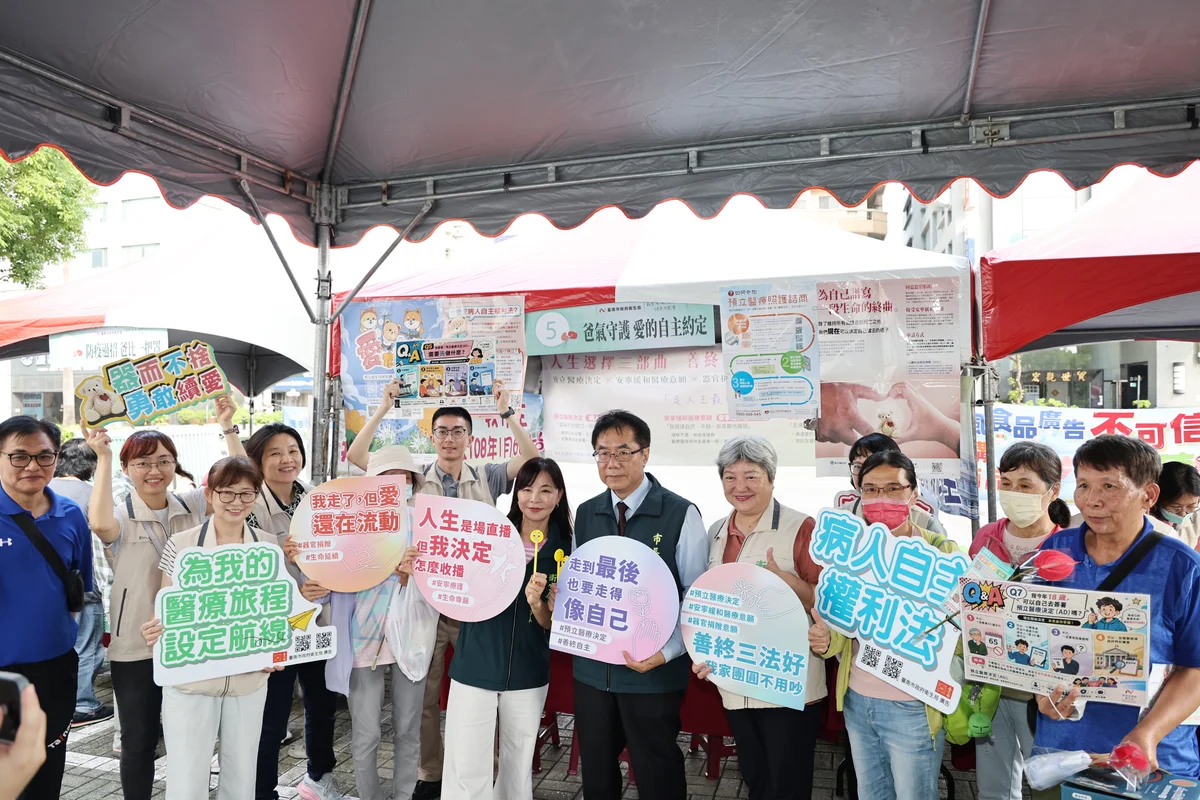 父親節前先顧健康 黃偉哲送火鶴花邀爸爸做檢查