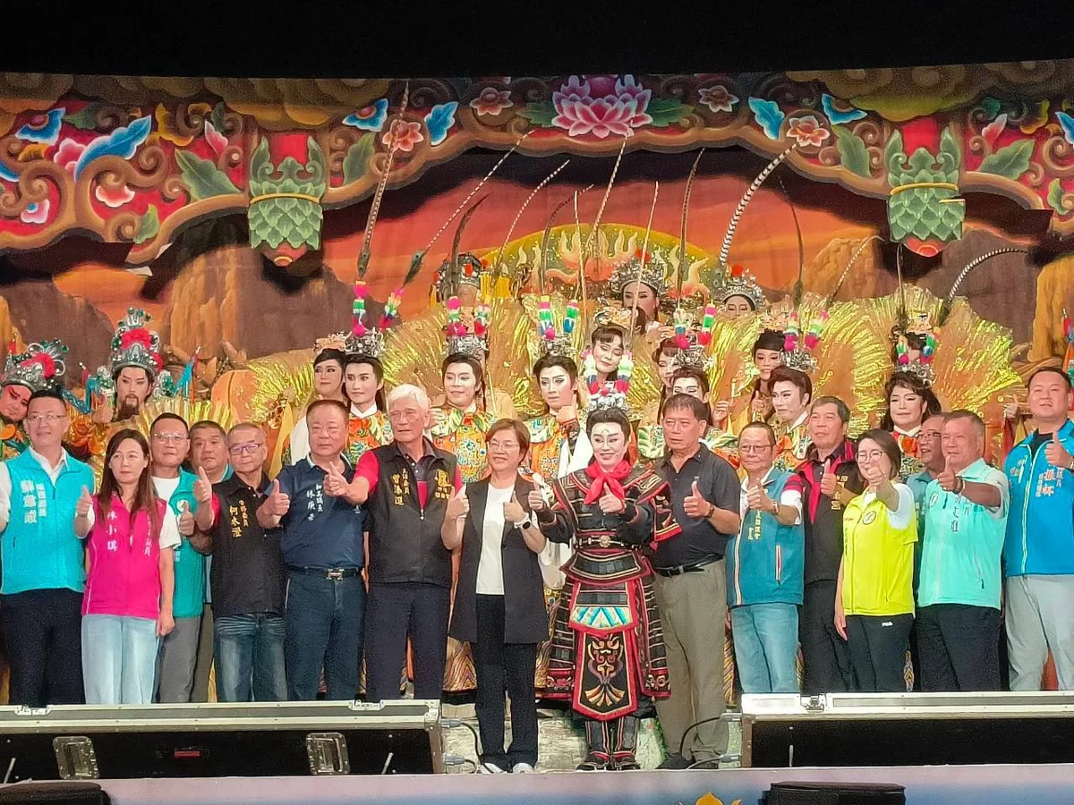 歌仔戲走進伸港廟埕　明華園《逐鹿天下》掌聲不斷