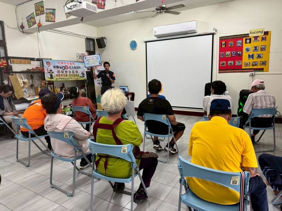 古庄文健站裡談換照與防詐 大武警陪長者把關生活安全