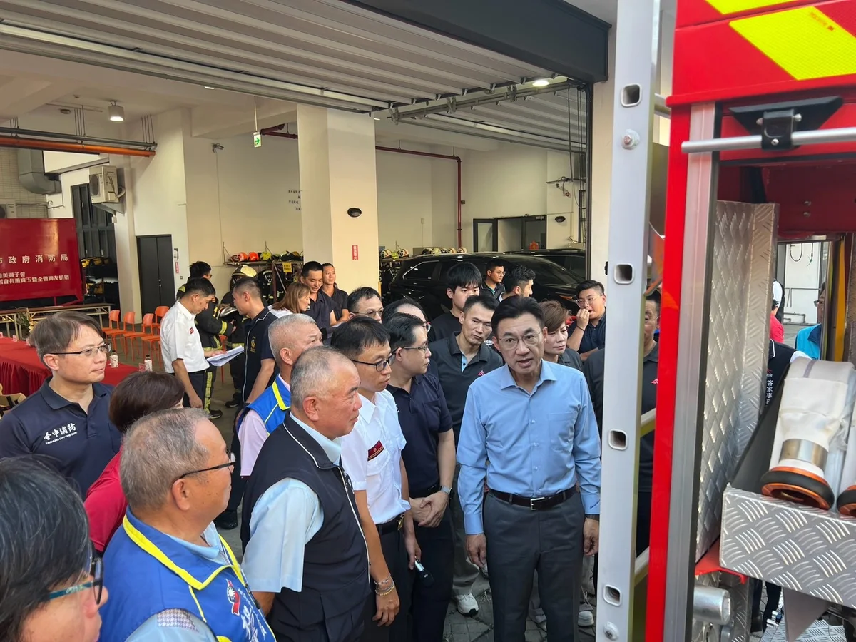 一輛小型化學消防車進豐南 650萬元捐贈補強巷弄救災