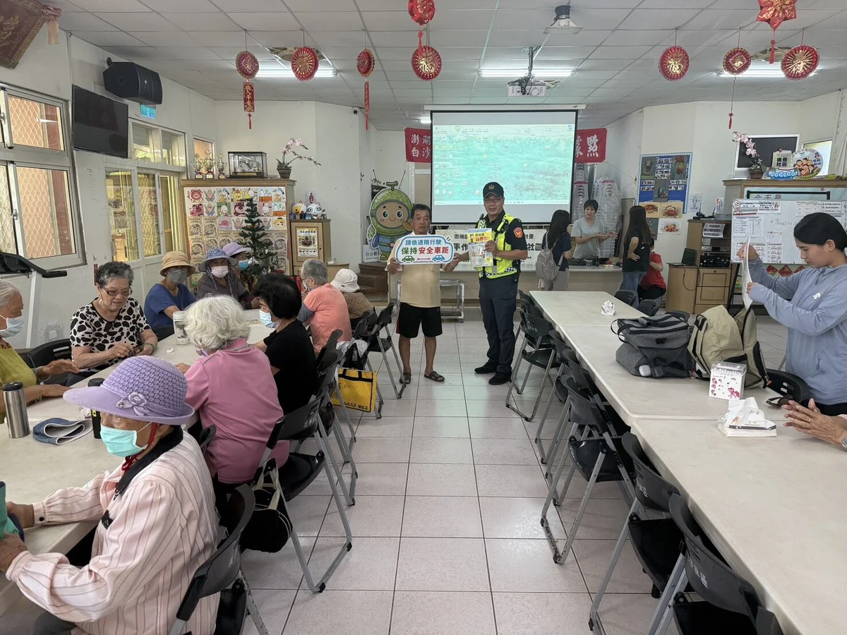 趁精油活動走進後寮社區 通梁警陪長者顧交通安全