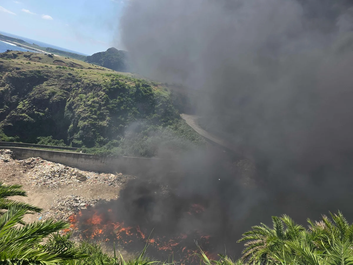 綠島掩埋場火警陸空搶救 火勢控制後漏夜守候