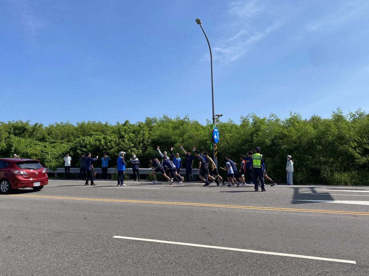 接力隊伍跑過縣道203線 白沙警沿途守住人車安全