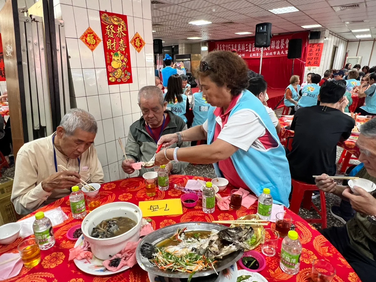義天宮邀三重六十位獨居長者午宴 送上重陽關懷