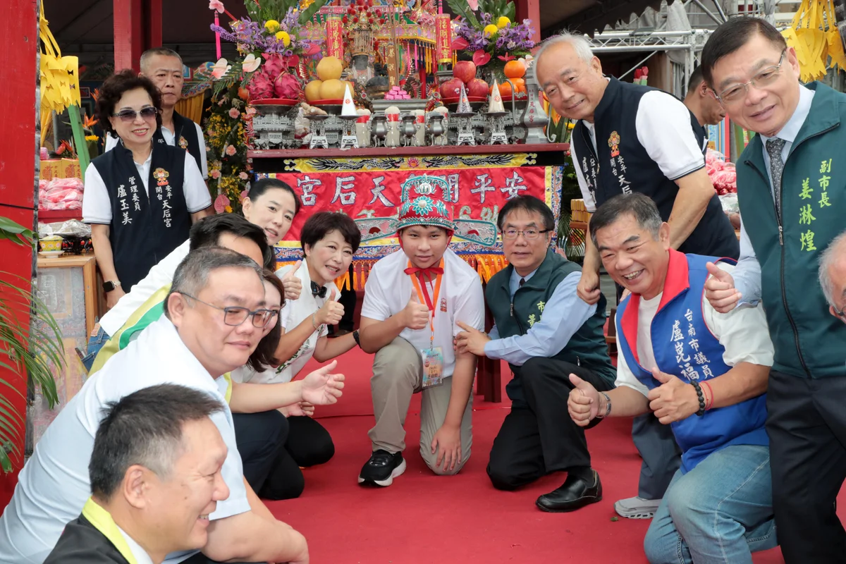 走過花道再登上遊艇 台南四百名青年在安平完成成年禮
