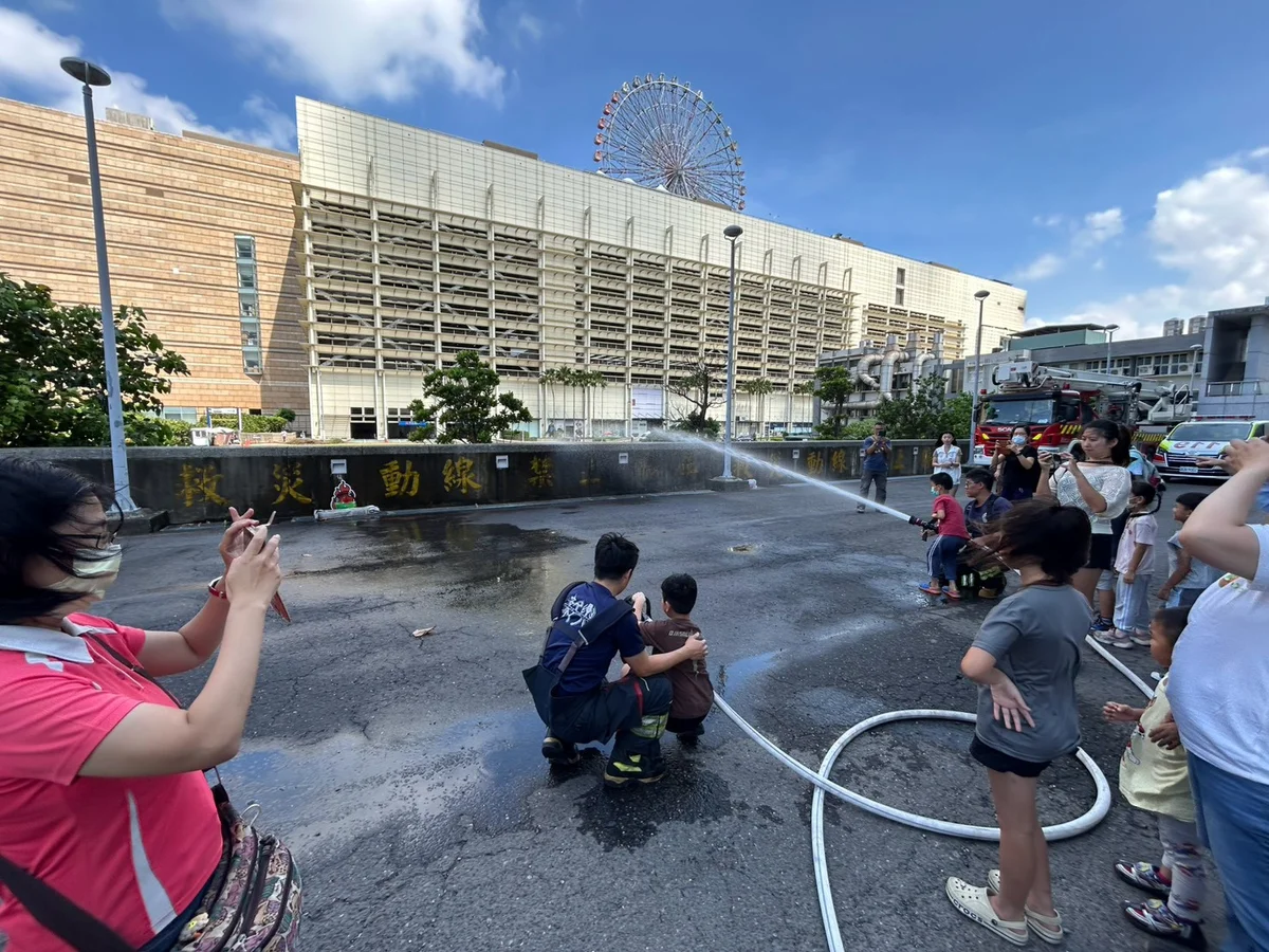走進消防隊學防災 新興分隊親子消防營從家庭扎根