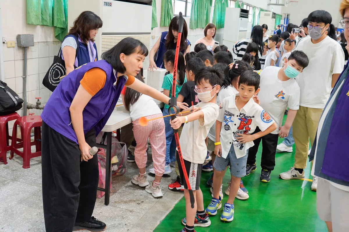 新店國小體育館開打 文山區小衛星陪兒少過暑假