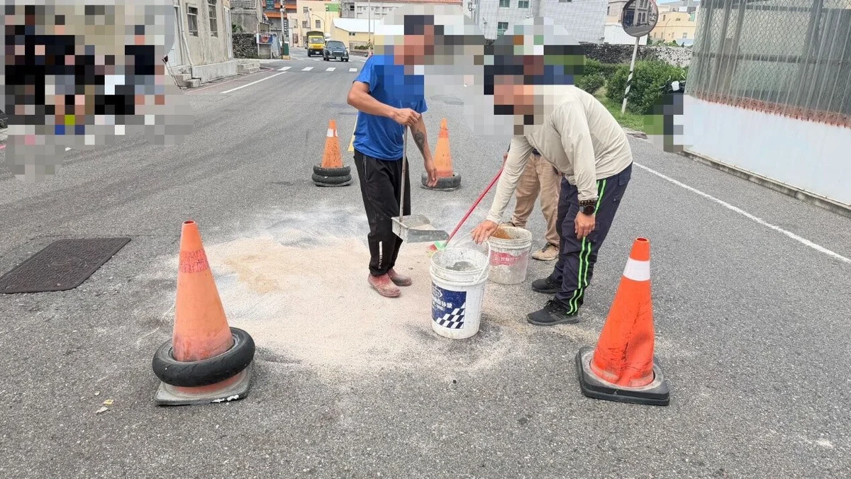 文學路機車事故漏油染黑路面　馬警鋪沙清除保通行