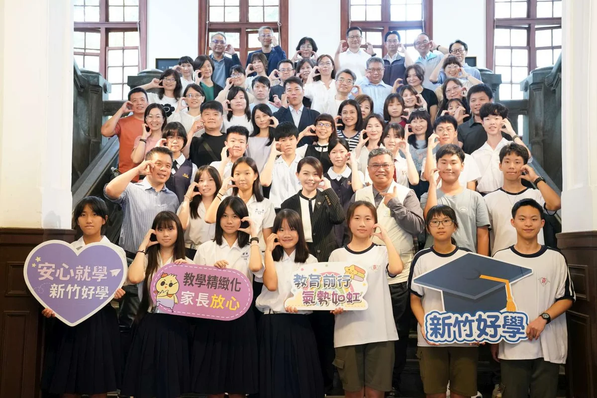 竹市18位國中生登會考全國榜首 高虹安市府表揚頒圖書禮券