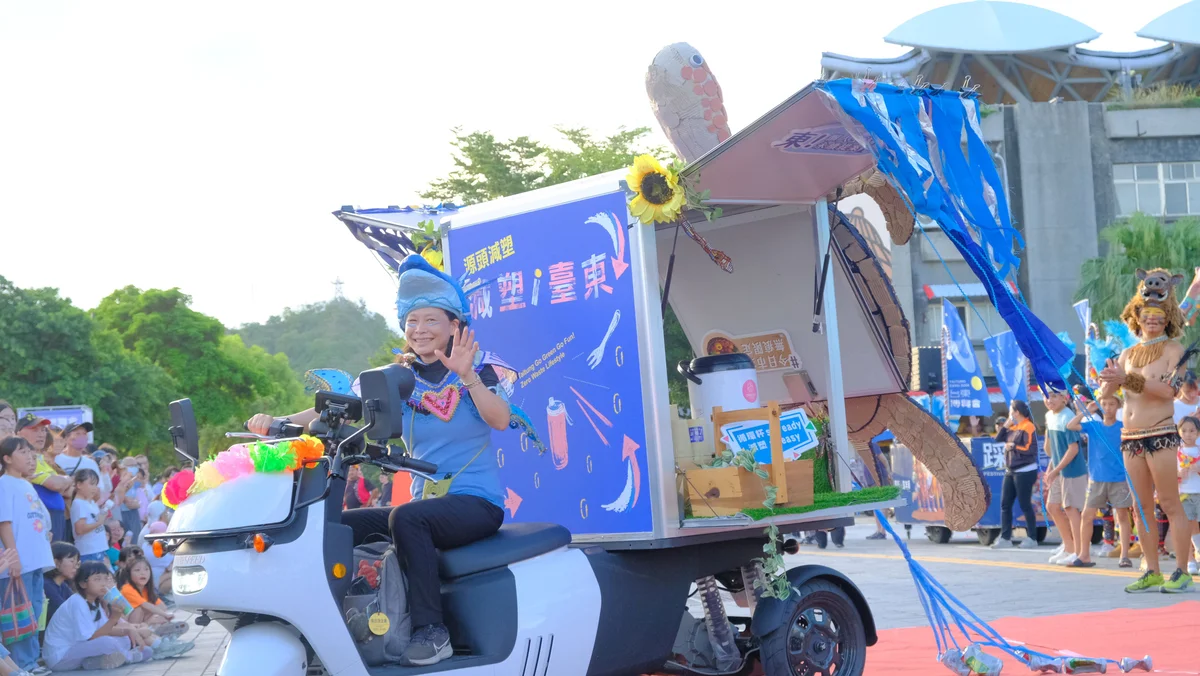 鯨魚花車躲過颱風整備 台東踩街嘉年華演到8月16日