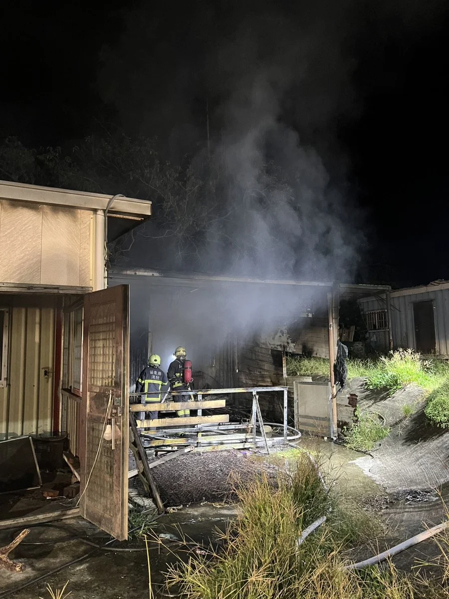 後龍臨時屋火警一度恐延燒住家 消防及時控制火勢