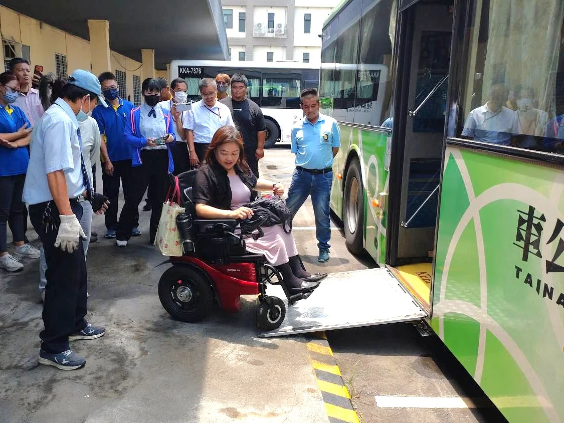 公車駕駛課堂裡練服務 臺南把無障礙上下車帶進實車演練
