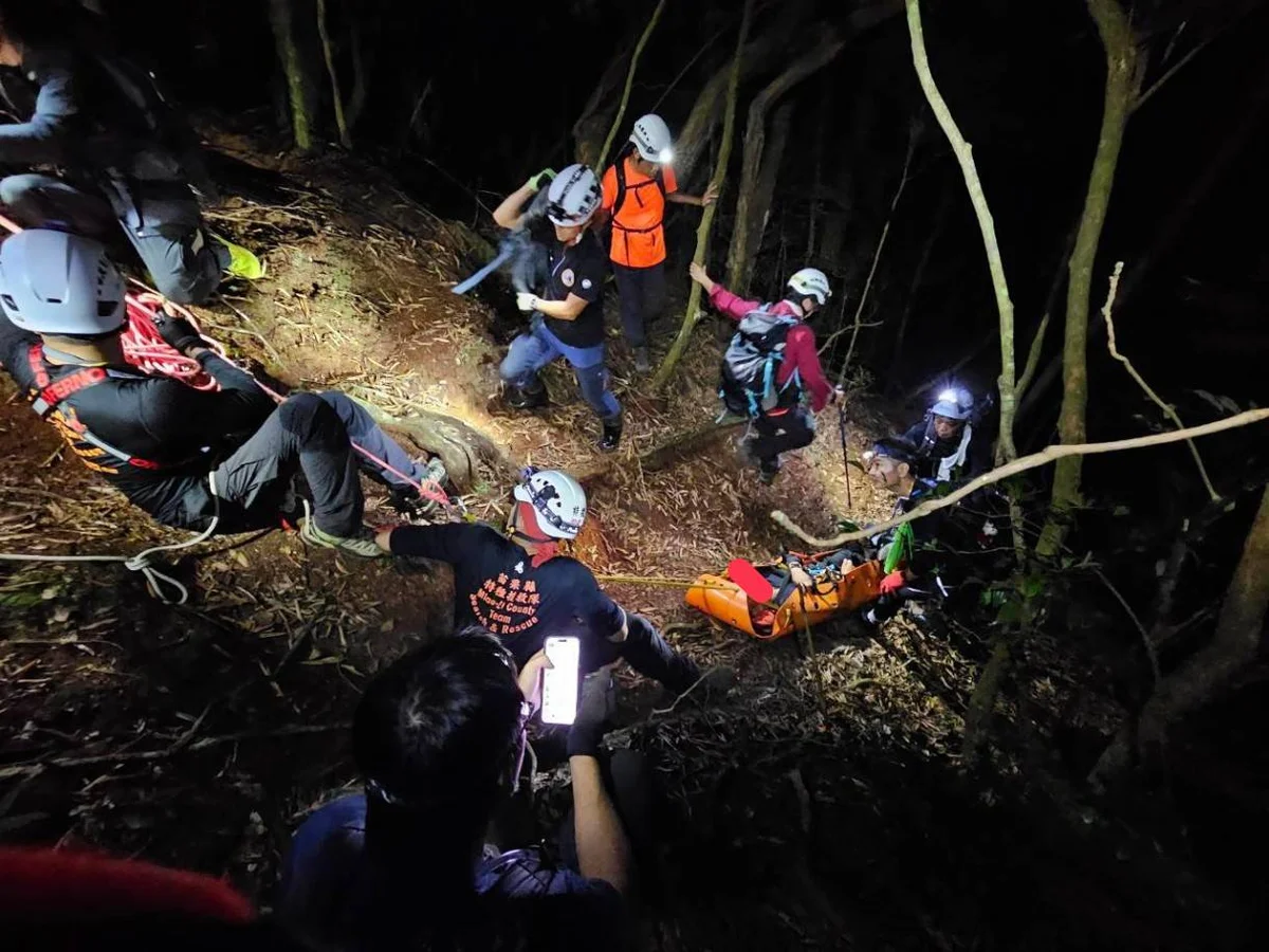 加里山登山客疑骨折受困 21人接力摸黑救下山