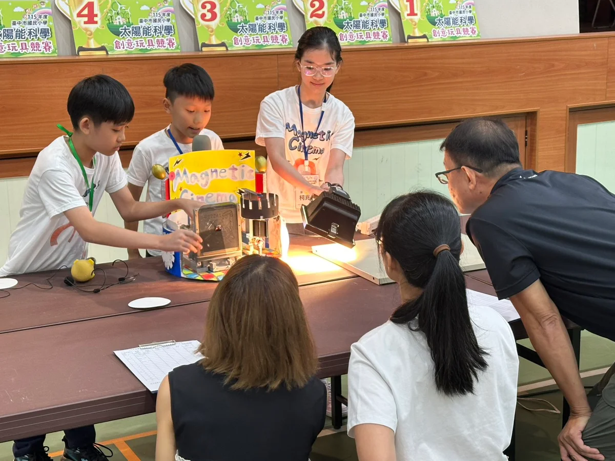 陽光讓玩具動起來 台中16校學童實作綠能創意