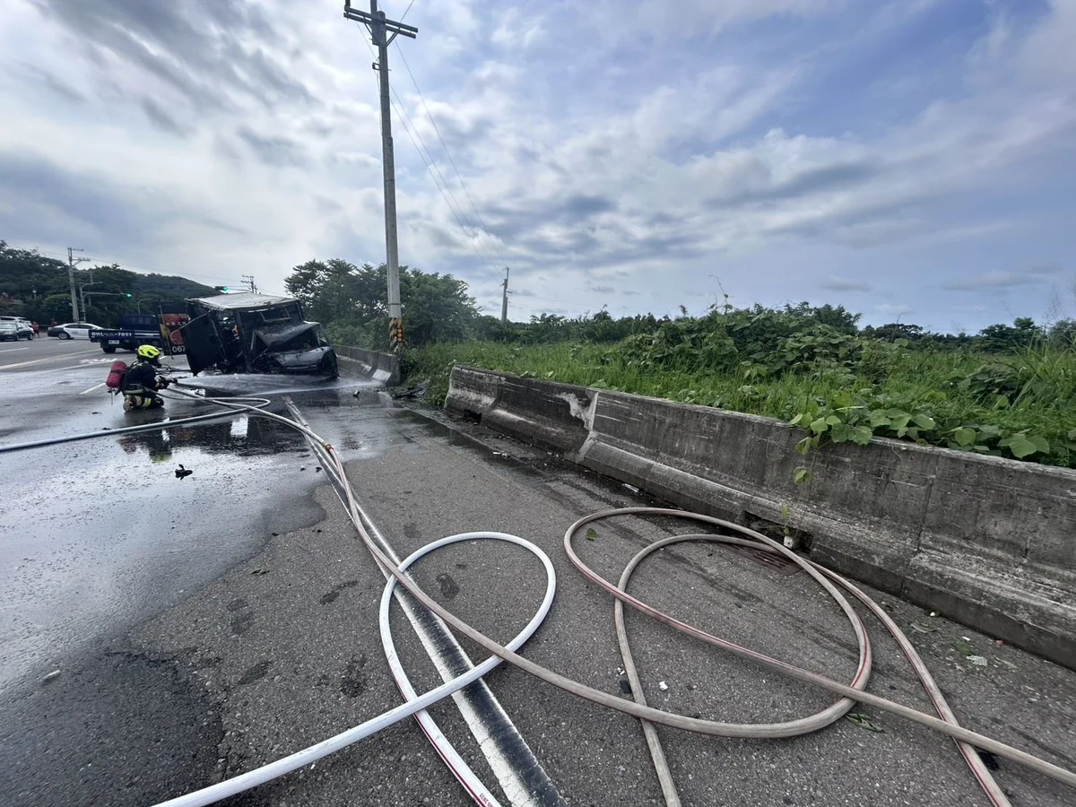 台6線小貨車碰撞後起火 後龍消防兩條水線壓制火勢