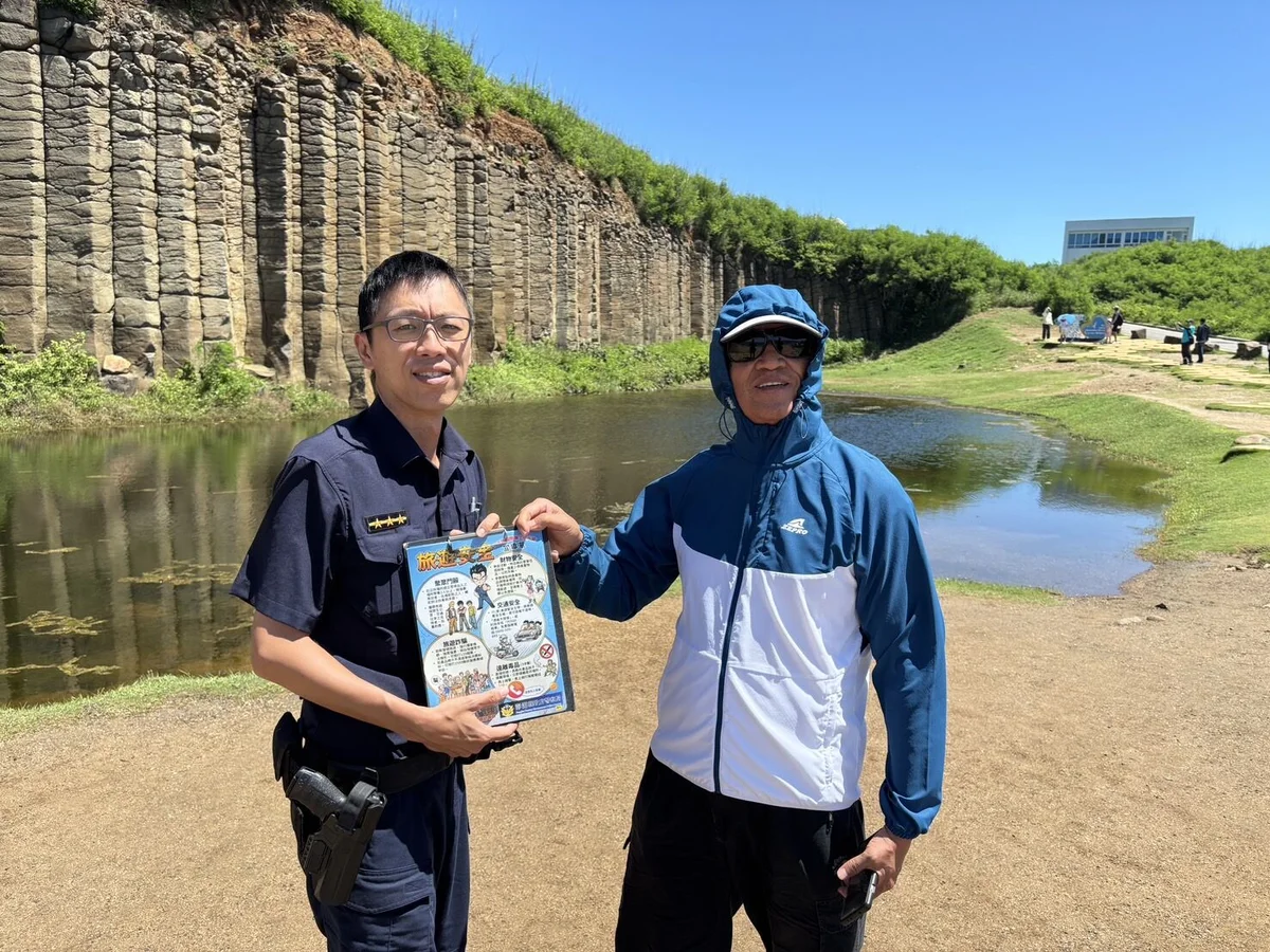 暑假遊客湧入西嶼　警方上路疏導也提醒別把貴重物留車內