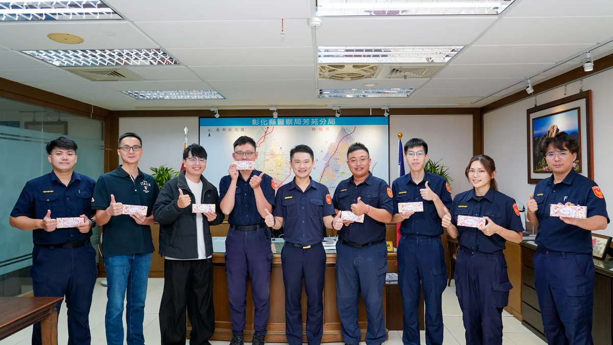 八位同仁調往新單位 芳苑分局頒贈紀念品送上祝福