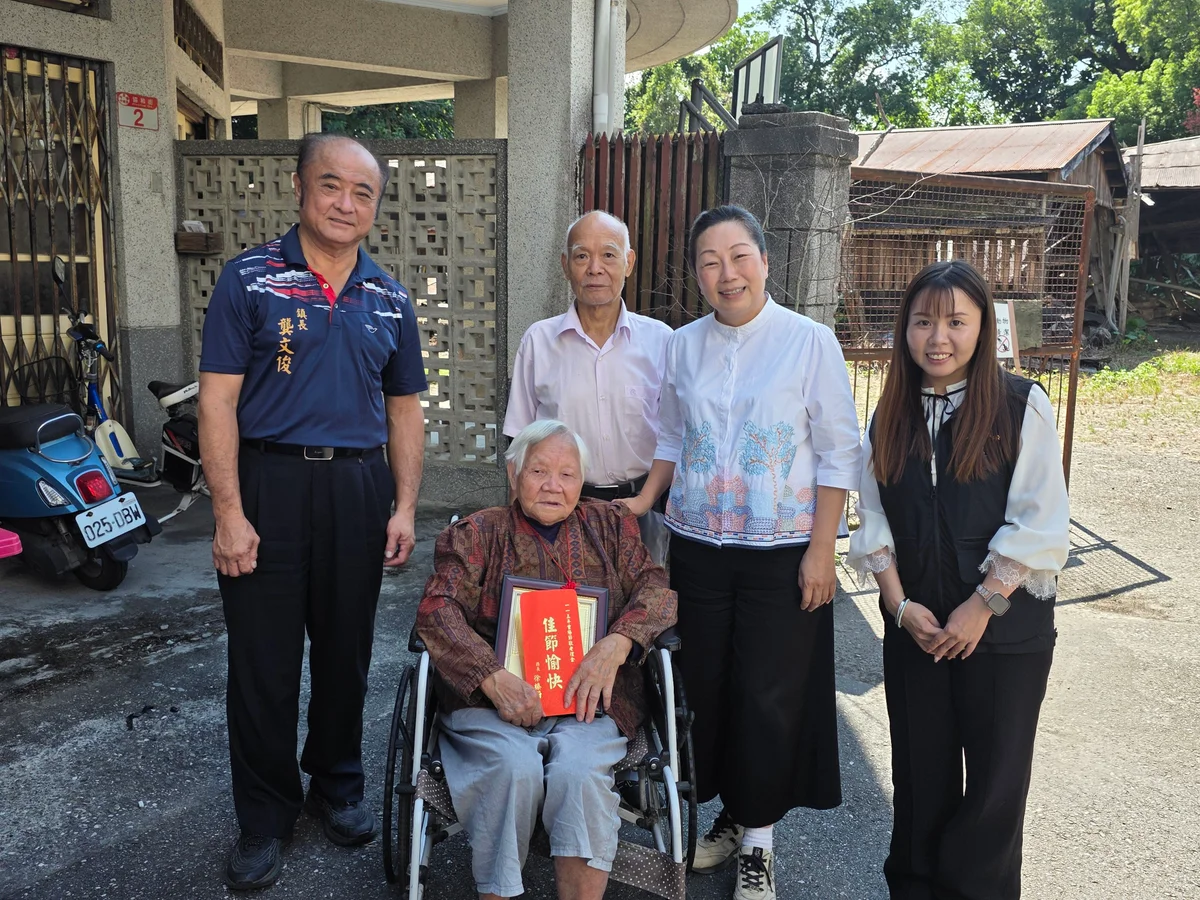 花蓮南區滿百長者迎重陽 徐榛蔚逐戶送上萬元禮金