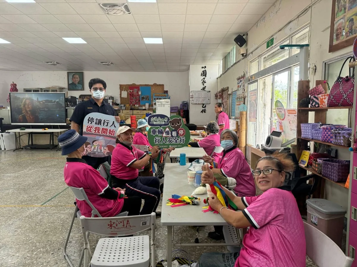 國慶人車潮將至 東河警走進文健站提醒減速停讓