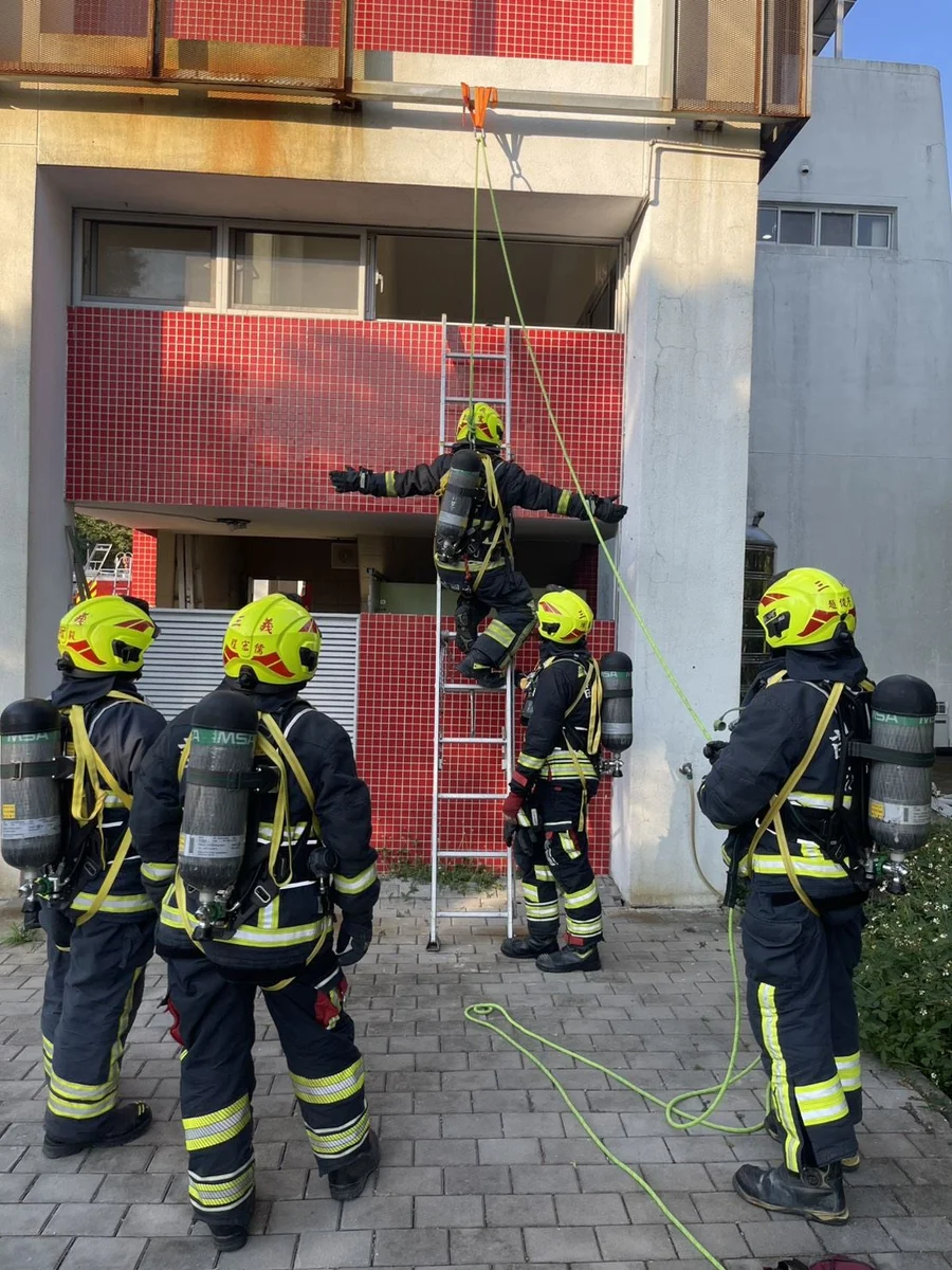 樓梯受阻改從窗戶進入　三義消防分隊練習火場救援