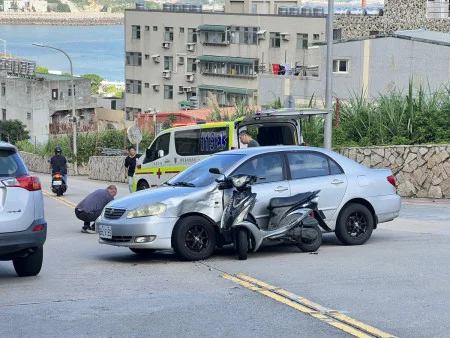 福澳嶺上班時段汽機車碰撞 林姓騎士多處擦傷送醫