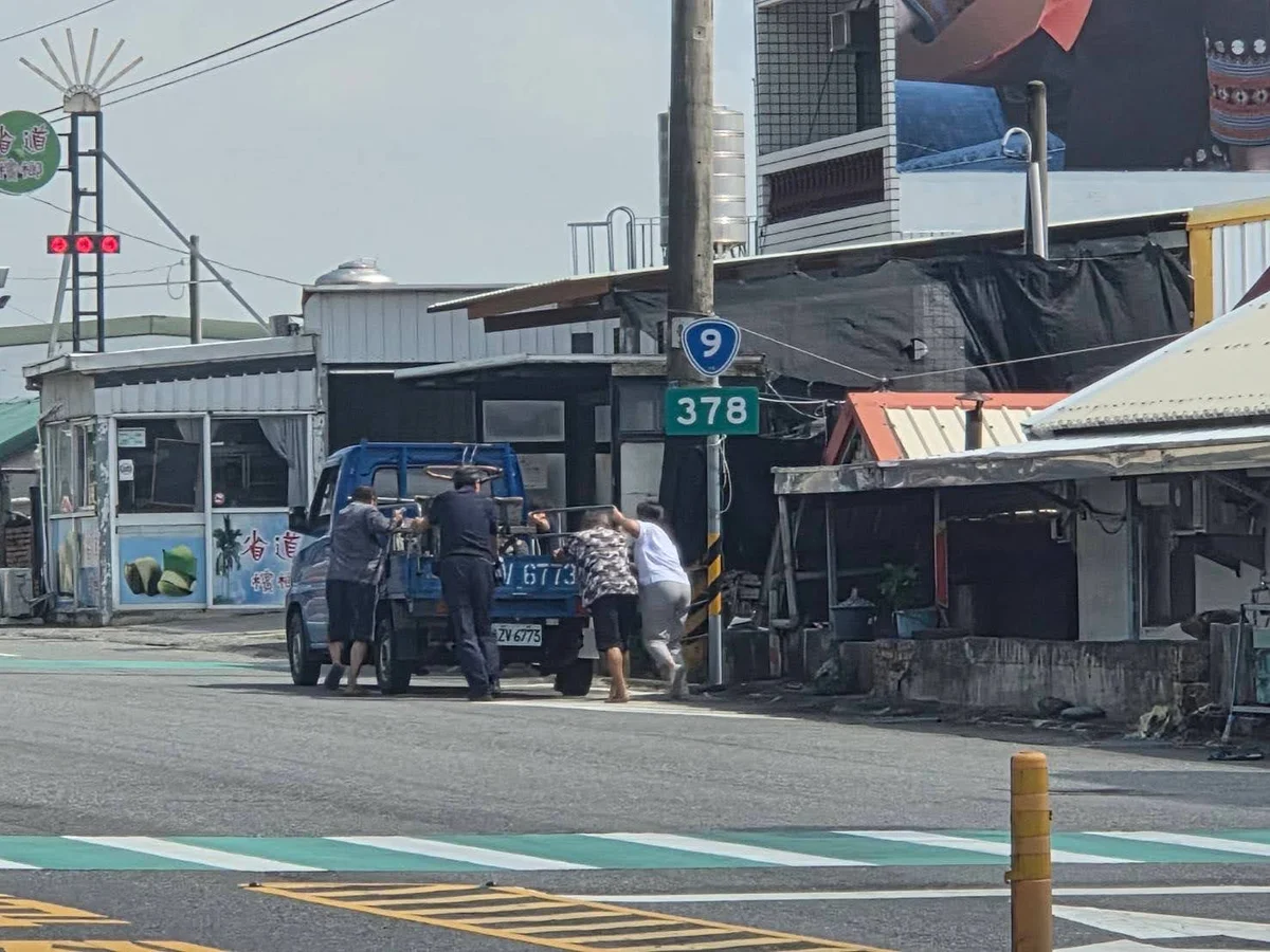 小貨車拋錨卡在台9線路口 警民合力推到路旁