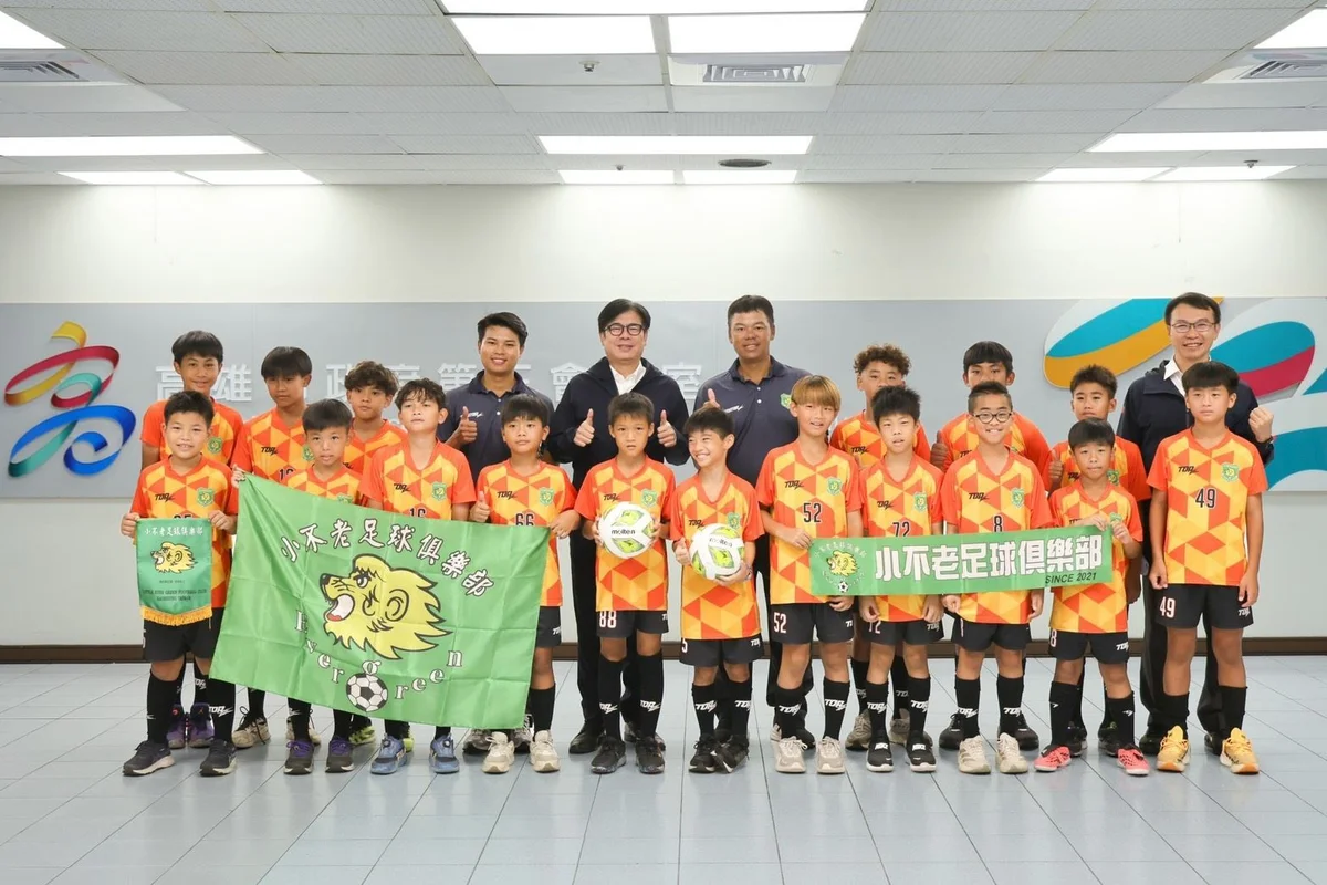 高雄市政會議談產業轉型 防疫與少年足球三冠同受關注