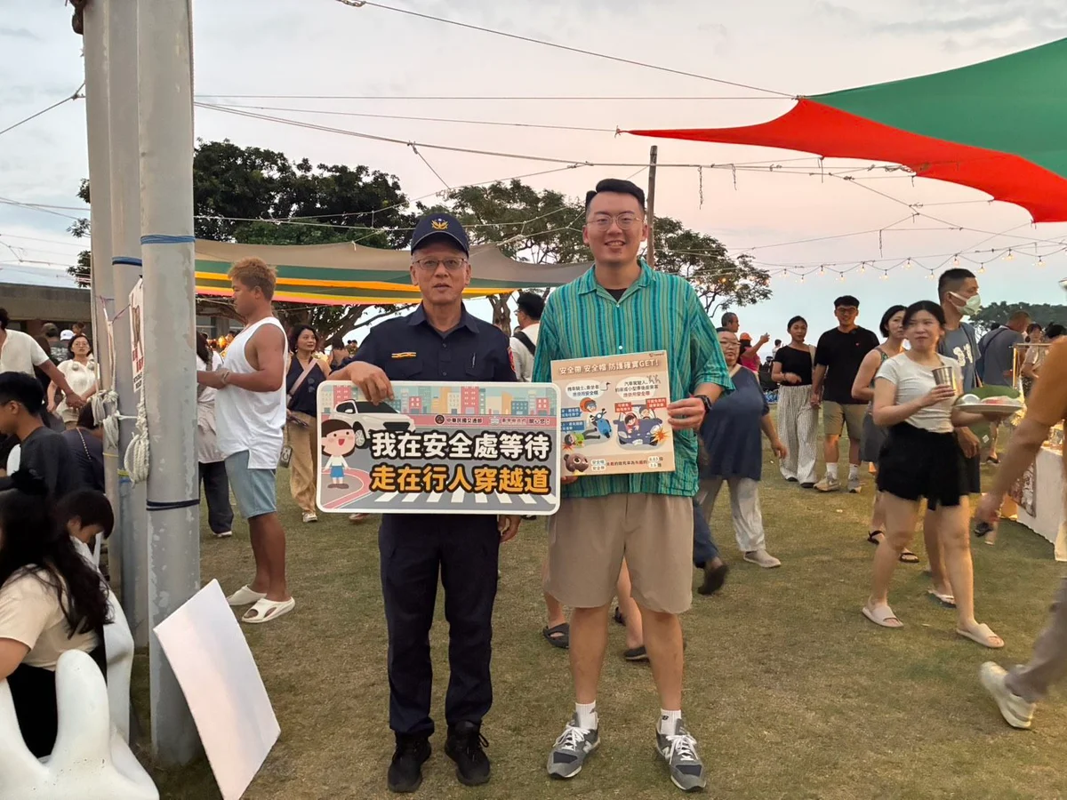 月光海音樂會落幕 成功警在人潮中提醒慢騎停讓