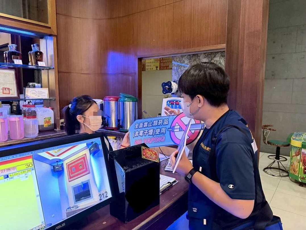 屏東店家遇年輕買菸者 衛生局提醒先看證件再販售