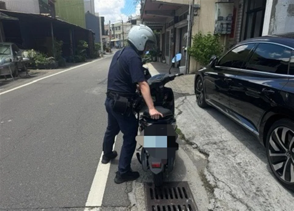 大太陽下牽車走在柑竹路　和美警員一路陪老翁把車推回家