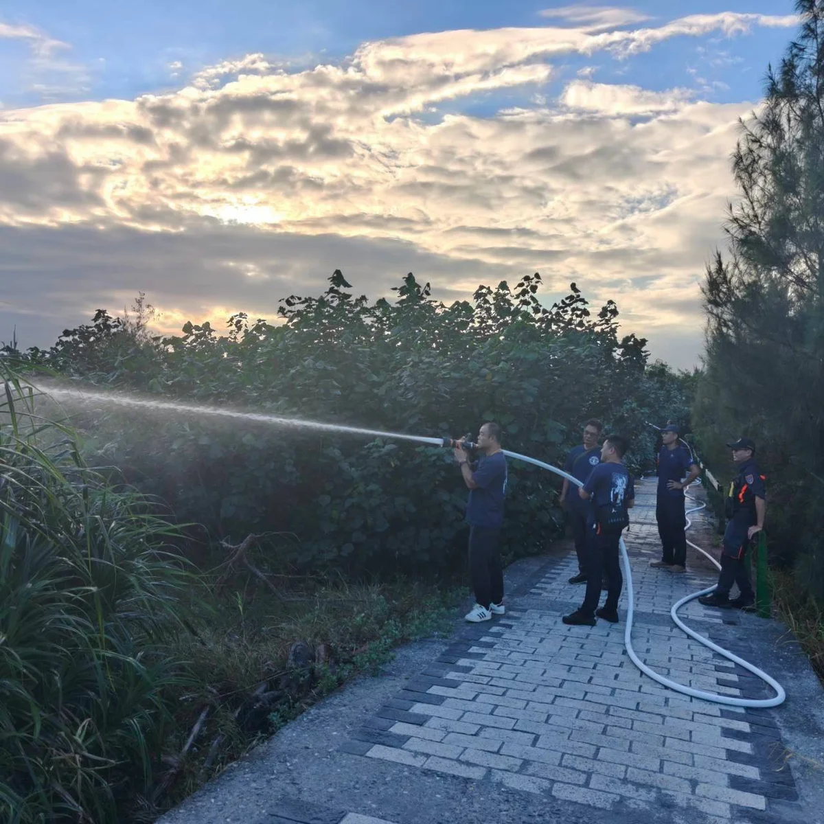 國慶煙火落幕後活水湖現零星火點 警義消迅速撲滅