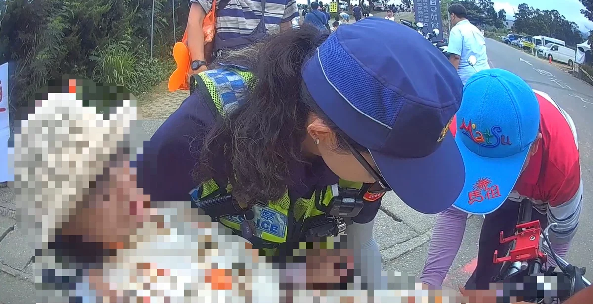 鹿野高台斜坡車輛翻覆 關山警合力扶起身障女子送醫