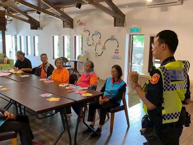 走進泰源天主堂 成功警向鄉親說清楚用路安全