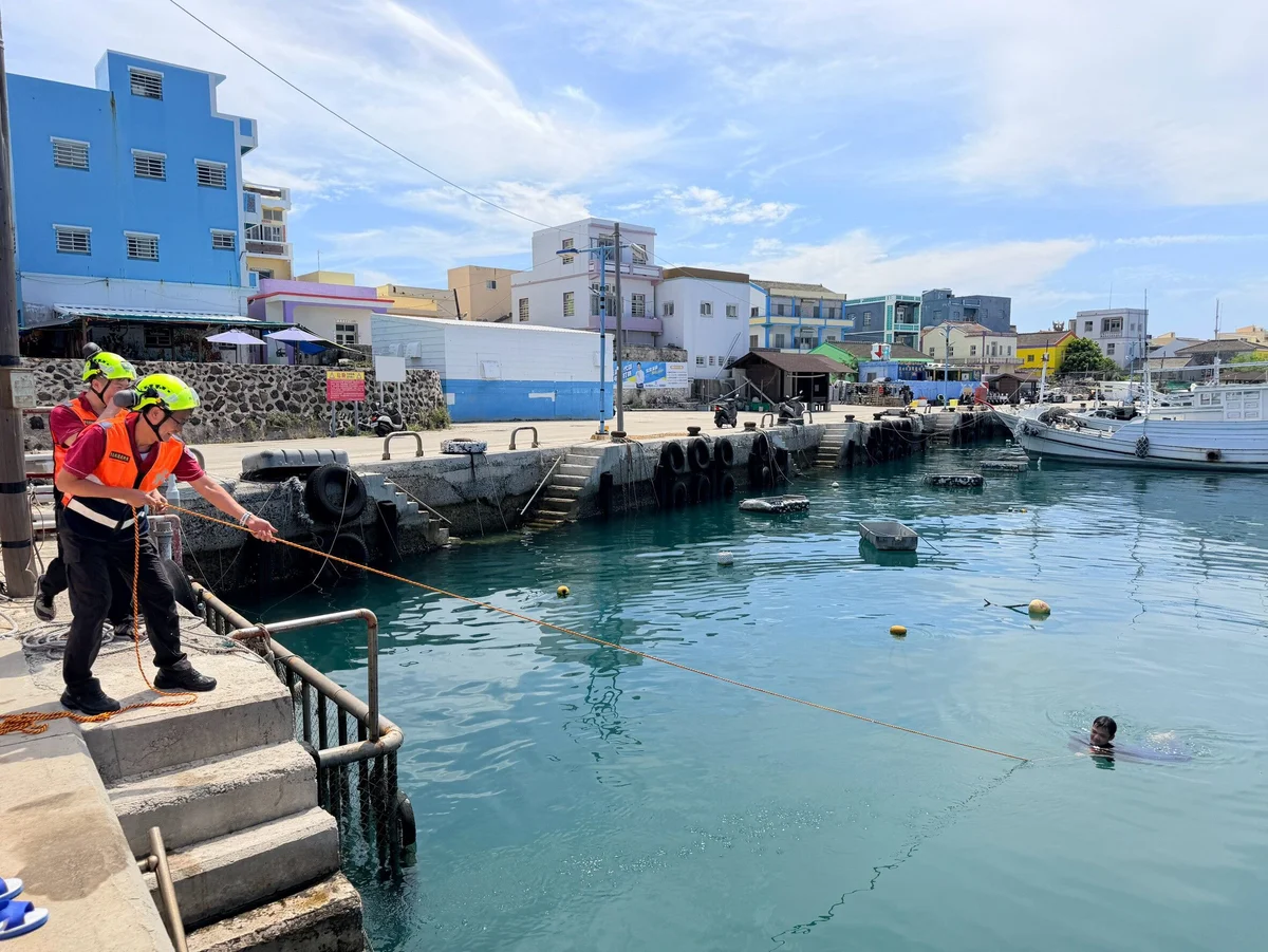 將軍碼頭模擬漁船失火 消防岸巡合力守住密集船隻