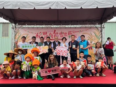 創意走秀搬進金黃稻浪中 豐原稻田遊戲節吸引鄉親熱情參與