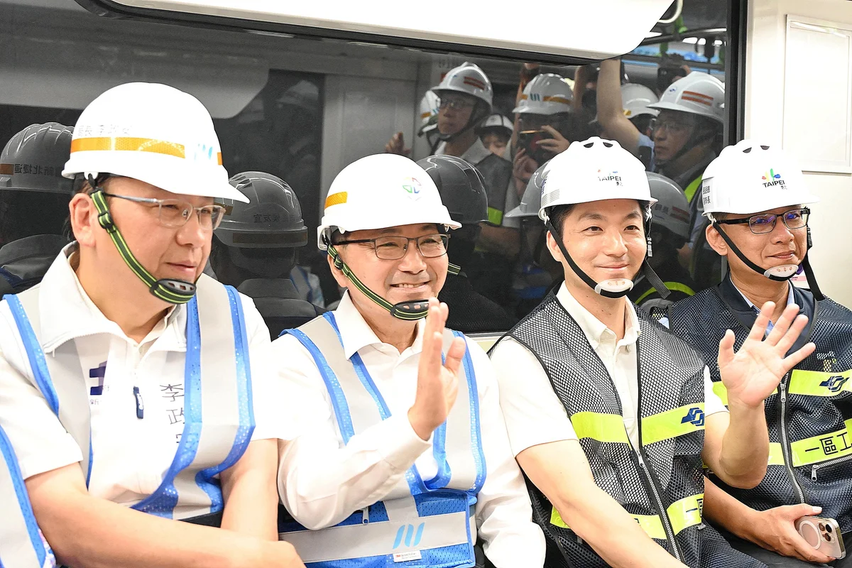 侯友宜首搭萬大中和線測試列車 盼2027年如期完工