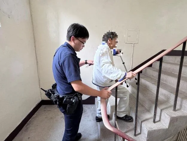 迷途老翁躲進銀行避暑　內湖警頂著高溫護送平安返家