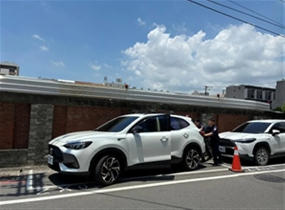 彰美路五段正午車輛拋錨　和美警民合力推車完成拖吊
